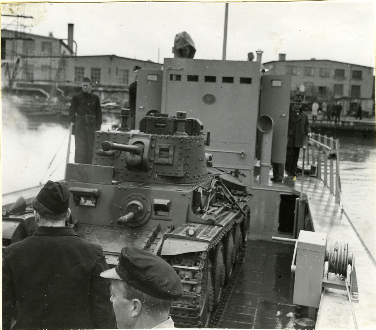 Landstigningsfartyg L51 lämnar Oskarshamn med en Stridsvagn M/41 (tjeckisk Lt-35) ombord.
Ursprunglig bildtext: "Fartyget utgår från Oskarshamns varv på provtur med 10 tons stridsvagn ombord."