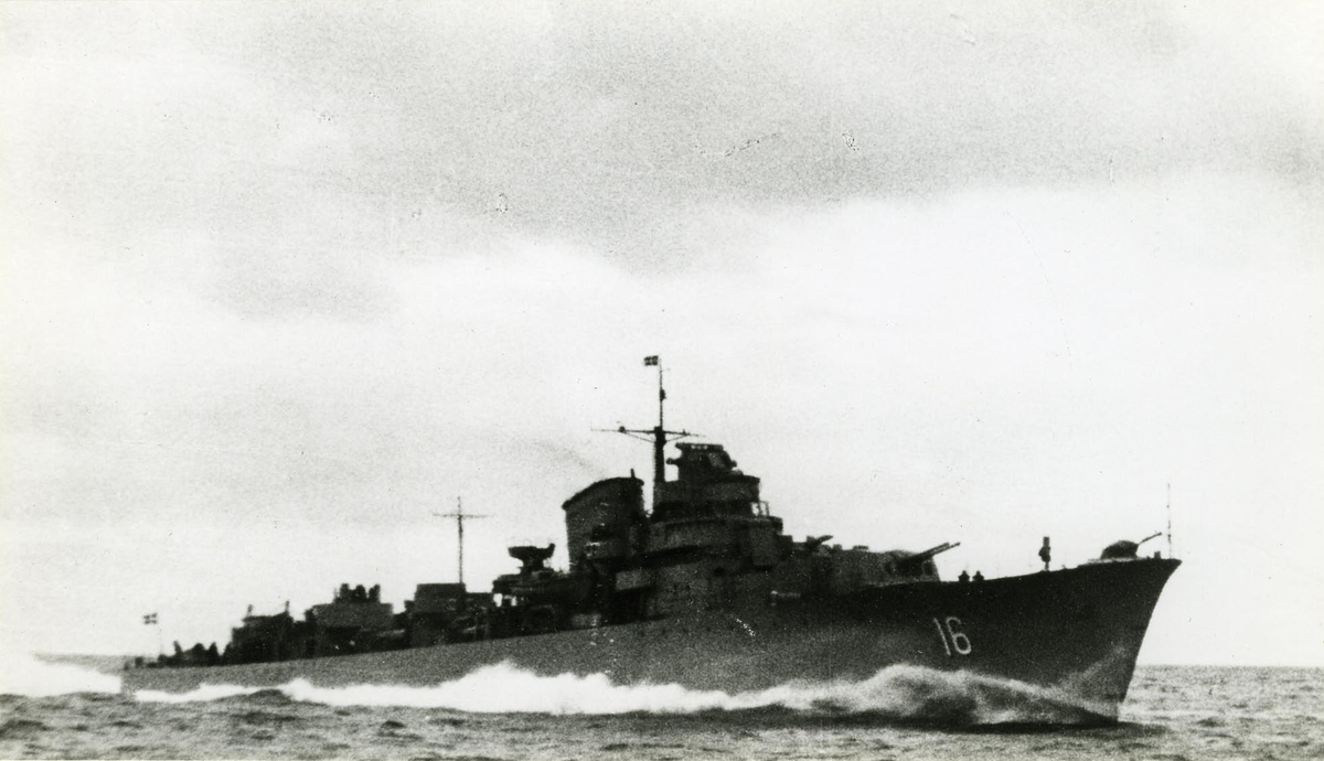 Under provtur 1947.
Sjösatt 1945.