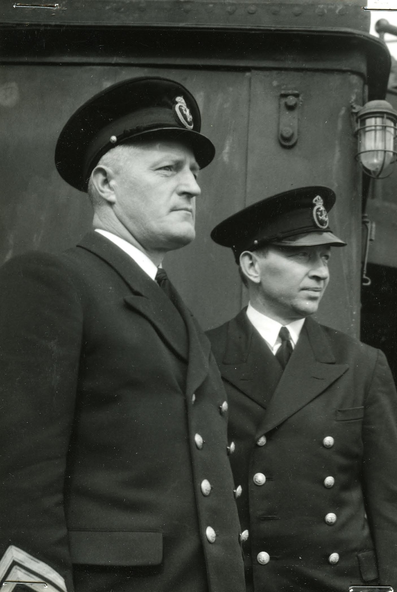 Flygbombsteorin vid Hårsfjärdsolyckan prövad. Teorin om att några flygplan skulle släppt bomber eller annat föremål vid den fruktansvärda katastrofen på Hårsfjärden den 17 sept. 1941, då 33 svenska sjömän fick sätta livet till, prövades på onsdagen vid olycksplatsen. Krigsrätten lät händelserna passera revy för vittnen, krigsledamöter och personal vid flottan för att pröva denna teori. Två vittnen, som ombord på moderfartyget Svea bevittnade olyckan på 200 m. avstånd,  styrmännen C.O. Stockman och K.W. Klingborn.