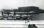 Blasieholmskajen nedanför Grand Hotell med en del skärgårdsbåtar.
Södra Blasieholmshamnen med utsikt över Strömmen, Slottet i bakgrunden. Foto efter 1902. Antagligen är fotografiet från år 1904 innan elektriska spårvagnarna kommo i trafik. Ledningsstolparna för spårvägsel-drift äro uppsatta men hästspårvagnarna äro ännu i trafik.