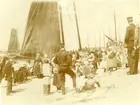 Expedition 9/5 - 6/9 1901. Chef: Kom.kapt. G. Dyrssen, Sek.: Kapt. L.P. Hamilton.
Ön Marken i Zuider Zee. Fr.v. H.K.H. Prins Wilhelm, Löjtn. A.C. af Klercker, Kadett A.E. Aspenberg.