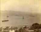 Långresan 29/9 1890 - 5/5 1891. Chef: KK1. Prins Oscar Bernadotte, Sek.: Kapt. O. Lindbom (fr. 14/11 1890 KK2).
I Gibraltar mars 1891. Den sjunkna emigrantångaren UtopiaÂ´s masttoppar synes över vattnet.
Något framför och styrbord 