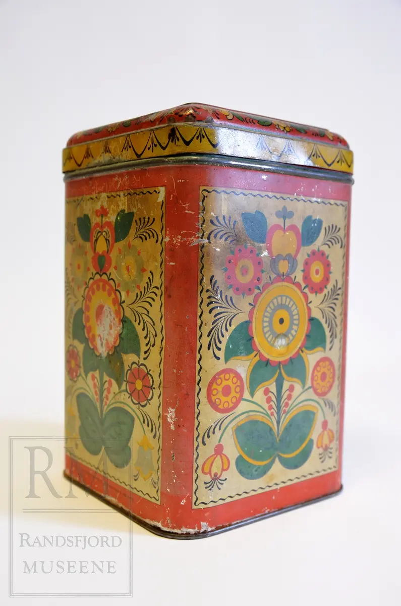 Spann: skiløper, travløp, fly
Freia-bokser: "etniske" mønstre; roser/blomster; bunadsbroderi
Kasse: portrett; ung kvinne med prikkete tørkle