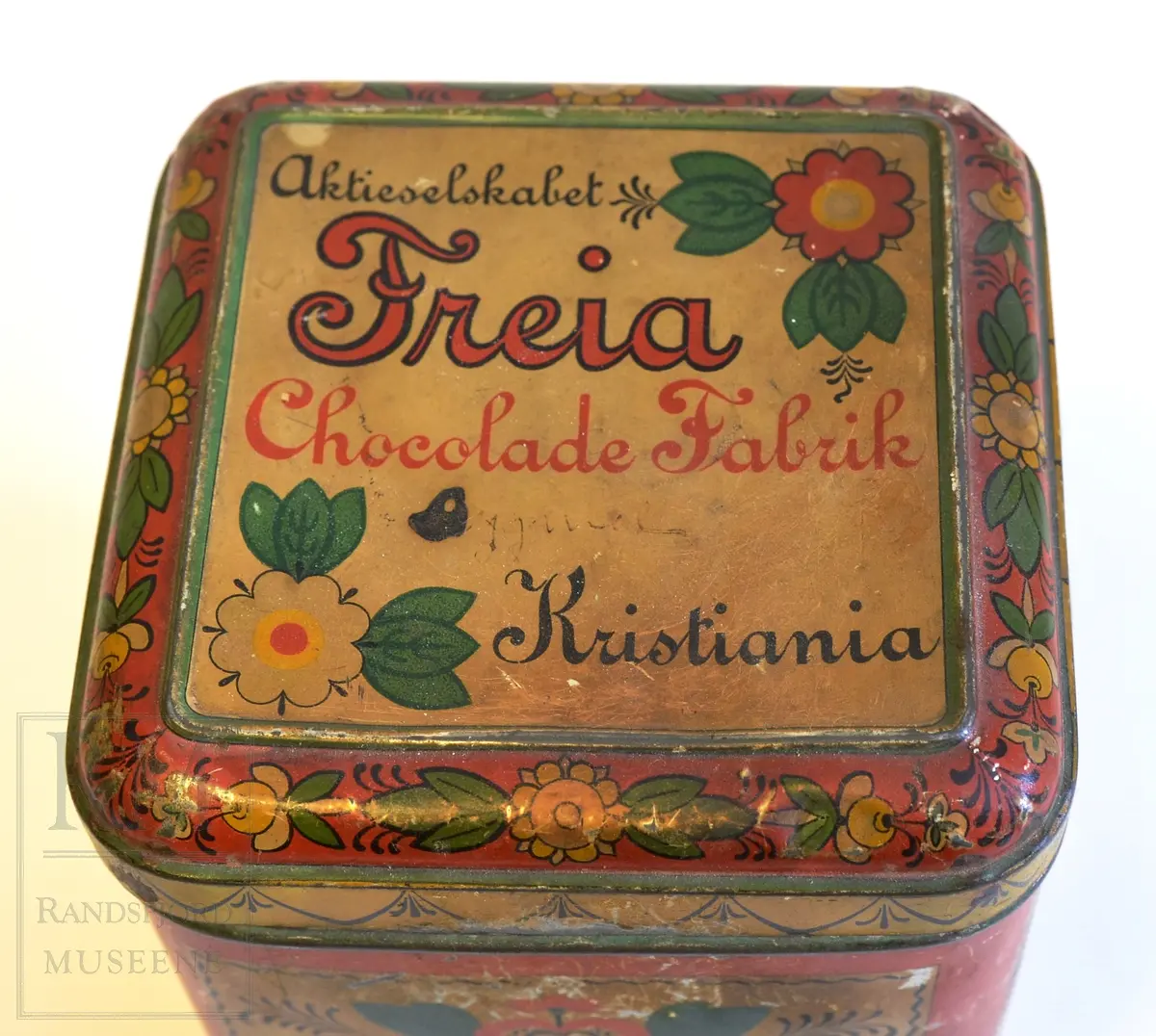 Spann: skiløper, travløp, fly
Freia-bokser: "etniske" mønstre; roser/blomster; bunadsbroderi
Kasse: portrett; ung kvinne med prikkete tørkle