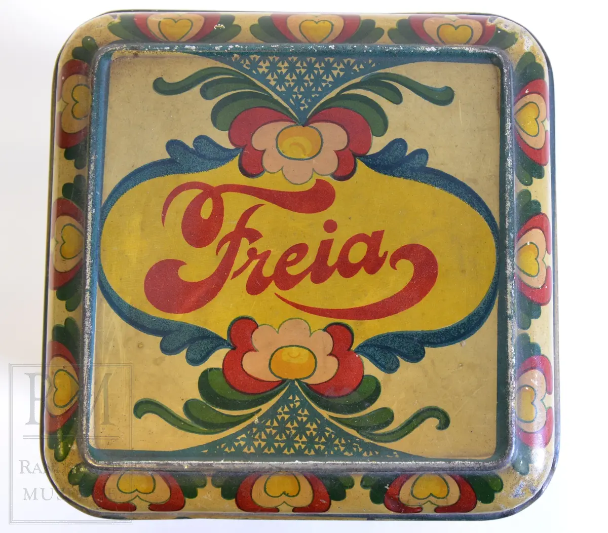 Spann: skiløper, travløp, fly
Freia-bokser: "etniske" mønstre; roser/blomster; bunadsbroderi
Kasse: portrett; ung kvinne med prikkete tørkle