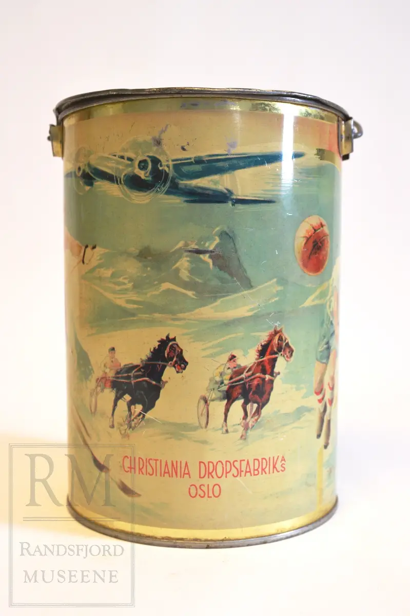 Spann: skiløper, travløp, fly
Freia-bokser: "etniske" mønstre; roser/blomster; bunadsbroderi
Kasse: portrett; ung kvinne med prikkete tørkle