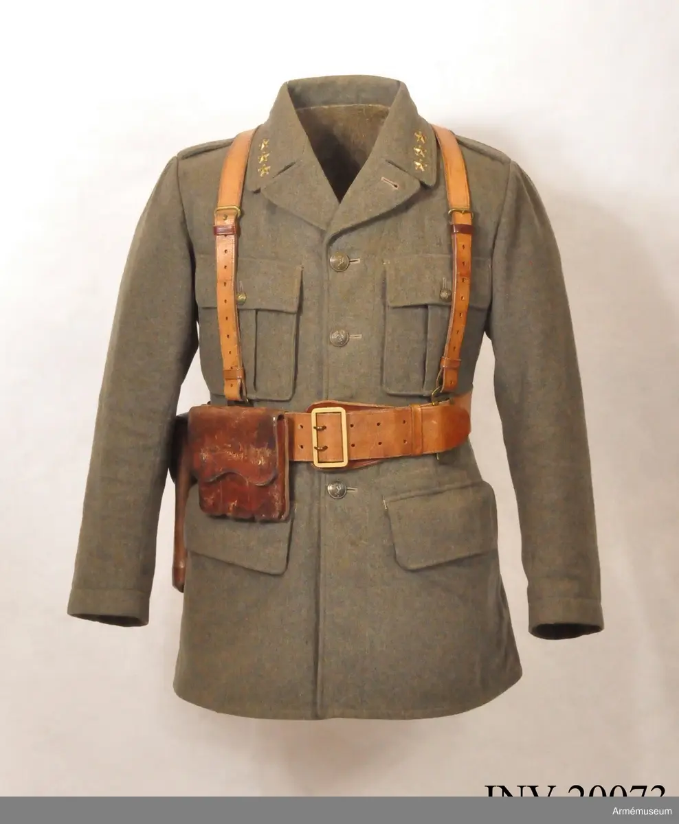 Grupp C I.
Ur uniform för svenska frivilligkåren. Ändrad och utdelad januari 1940 såsom uniform för Svenska frivilligkåren, senare ändrad för användning i Norge 13 april-20 juni 1940.
Gradbeteckning för kapten, placerad av kapten G Benckert.
Uniformen är försedd med norska knappar.