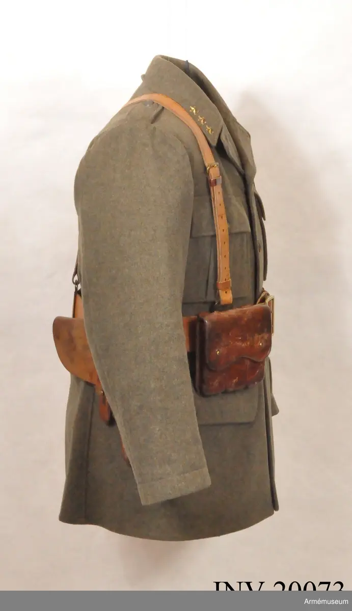 Grupp C I.
Ur uniform för svenska frivilligkåren. Ändrad och utdelad januari 1940 såsom uniform för Svenska frivilligkåren, senare ändrad för användning i Norge 13 april-20 juni 1940.
Gradbeteckning för kapten, placerad av kapten G Benckert.
Uniformen är försedd med norska knappar.