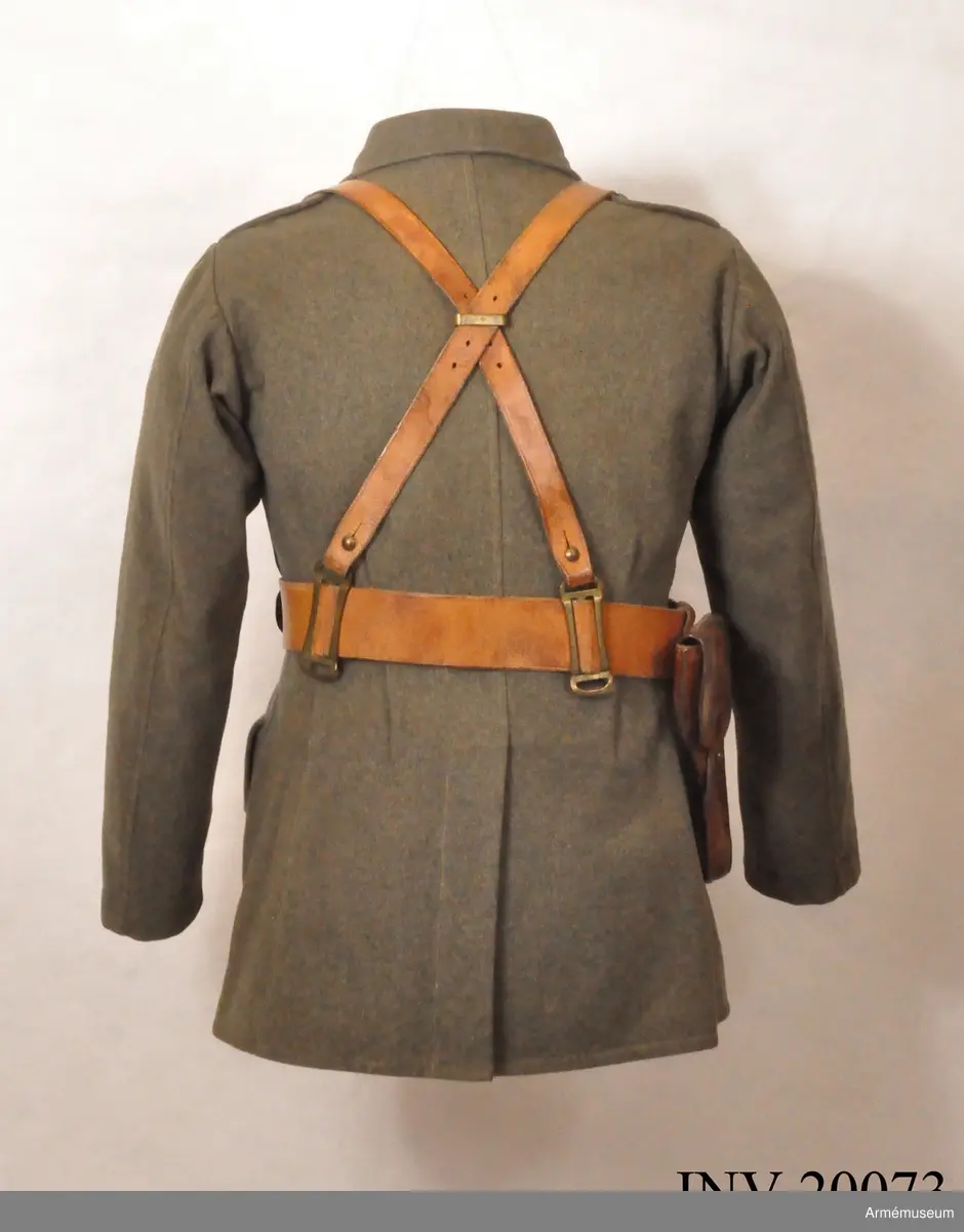 Grupp C I.
Ur uniform för svenska frivilligkåren. Ändrad och utdelad januari 1940 såsom uniform för Svenska frivilligkåren, senare ändrad för användning i Norge 13 april-20 juni 1940.
Gradbeteckning för kapten, placerad av kapten G Benckert.
Uniformen är försedd med norska knappar.
