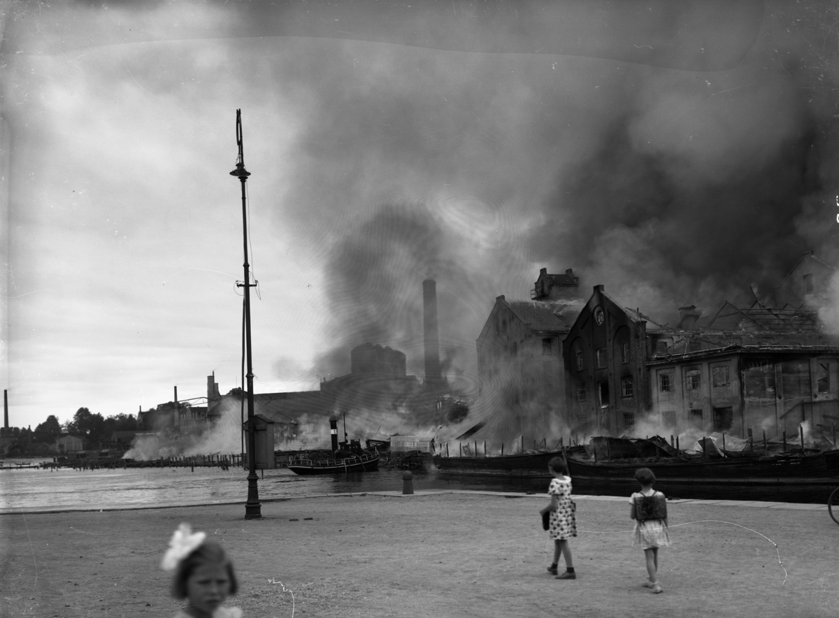 Brann på brukene på Broene (Bruene)  i Skien juni 1936.