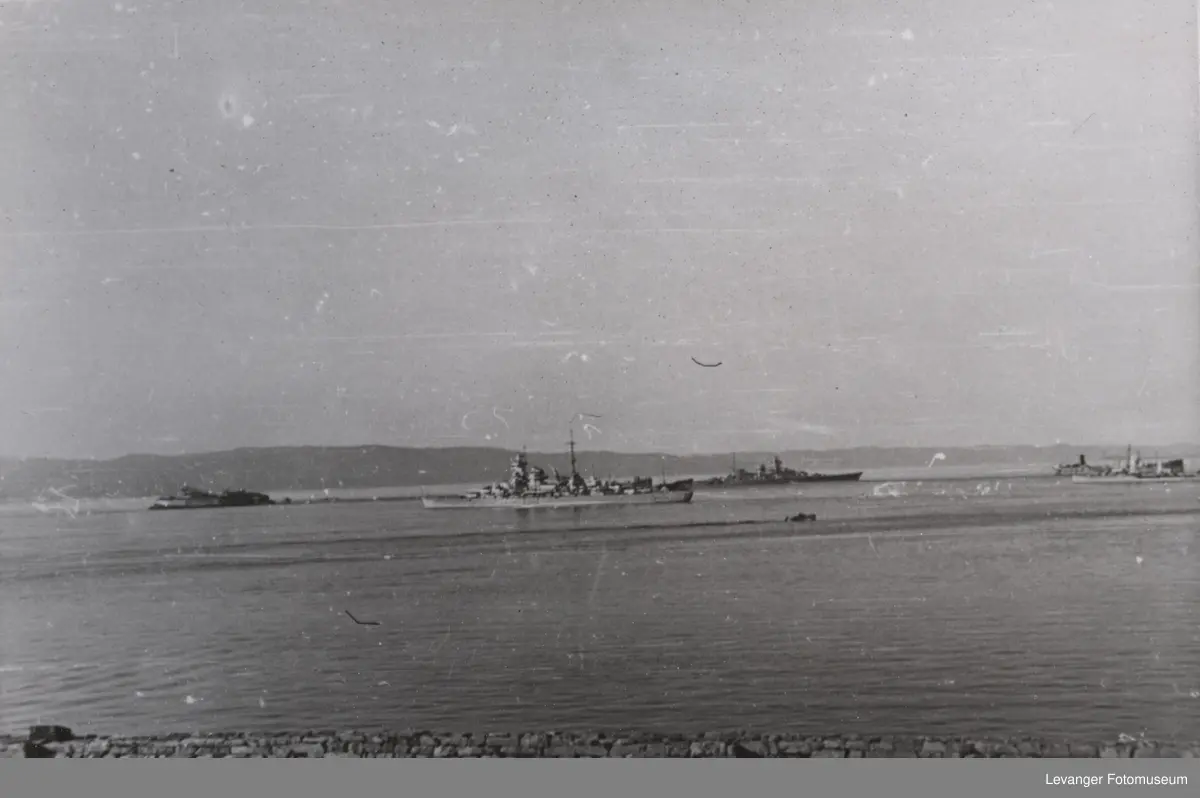 Krysseren Admiral Hipper og slagskipet Scharnhorst i bakgrunnen.
