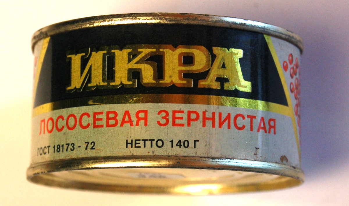 Sylindrisk hermetisk lukka boks med russisk lakserogn.