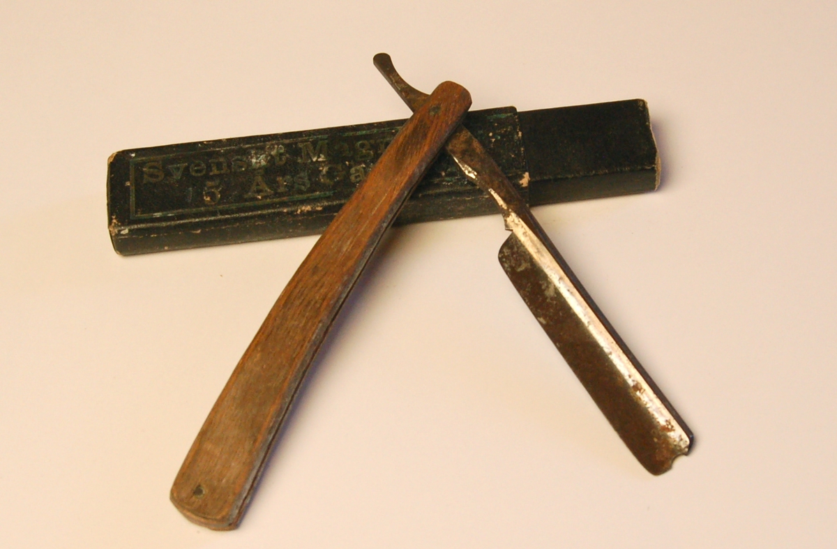Samenleggbar barberkniv med etui. Kniven har skjefte av tre, og knivblad av stål.