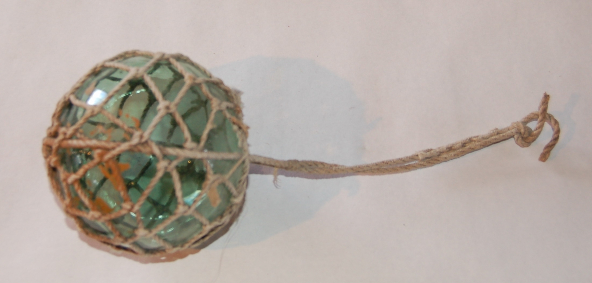 Glaskule innbutten i et taumasket nett til å feste på garn o.l.