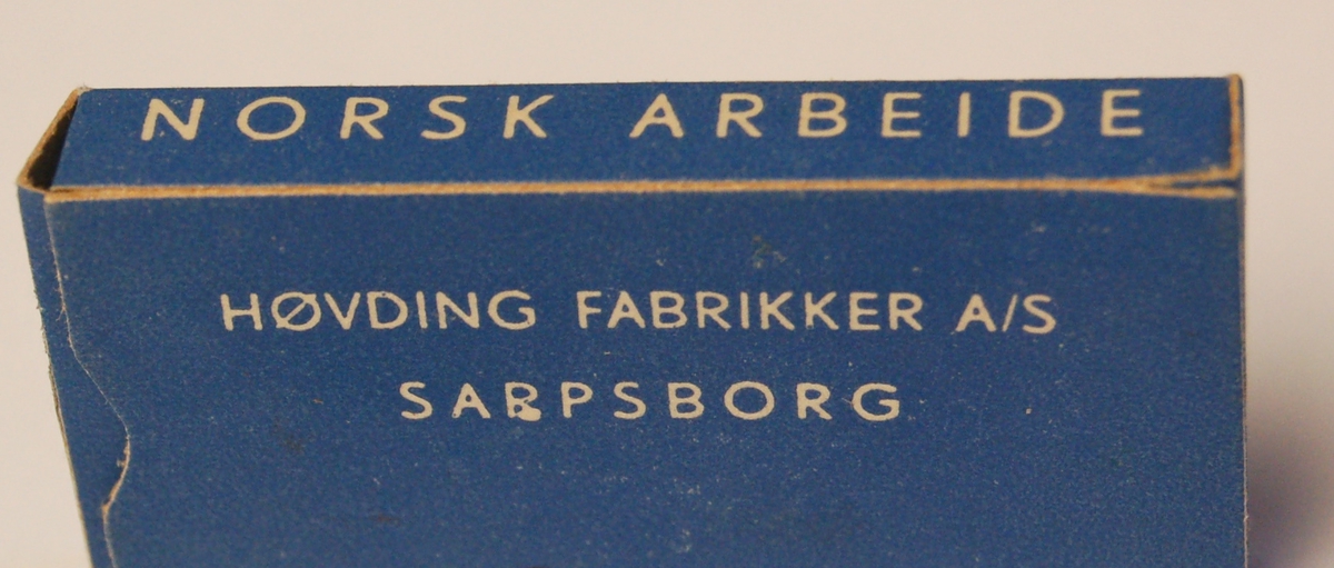 Rødt Vikingskip på kvit bakgrunn mot blå botn.