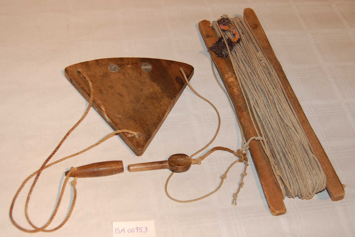 Håndloggen består av Logglass (timeglass), Loggrull (loggsule), Loggline og Loggflyndre med Trehylse og Hylsepinne. Loggflyndra pleier å være en sektor av eik. Radien er 15 - 10 cm. Buen spenner over 70 - 90 grader. På flyndra er det innlagt langs periferien av sektorbuen to små blylodd for at flyndra skal flyte (stå) loddrett i vatnet uten og synke. Trehylsa og hylsepinnen er av eik. Logglina er ei smekker line av tauverk. På lina knytes det knuter etter eit bestemt mønster der avstanden mellom knutane samen med bruken av timeglasset vil vere bestemmende for skipets fart. For meir utførlig beskrivelse, sjå: Lærebok i Navigasjon.