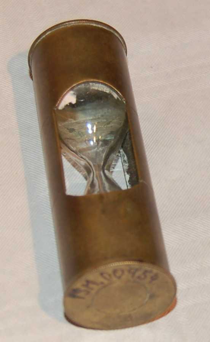 Håndlogg Logglasset er et timeglass som består av to samenhengande glssboller med en trang åpning mellom bollane. Den eine bollen er fylt med finkornet sand. Glasset er beskyttet av en messinghylse med to åpninger i siden, slik at ein har kontroll på når sanden har rent fra den eine bollen til den andre. I dette timeglaset er tiden det tar for sanden å renne fra den eine til den andre, 14 secund.