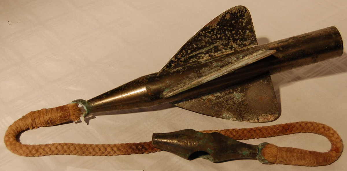 Gjenstanden ein  reserve "Rotator" til ei "Skipslogg/Distansemåler", og er den rotatoren/propellen som sitter i enden på "logglina". "Prinsippet for en patentlogg er at en propeller som slepes gjennom vannet, gjør et visst antall omdreininger på ein viss distanse. Omdreiningenes antall registreres (telles opp) av et telleverk; dets inndeling er i nautiske mil (1850 meter). En komplett patentlogg består av rotatoren (propeller), logglinen, svinghjulet og telleverket. Telleverket har en stor viser, som går over en inndeling fra 0 - 100. Dessuten er det 2 mindre visere, hvorav den ene angir tiendedels (eller fjerdedels) nautisk mil. Den andre angir hundrer av nautiske mil. Svinghjulet er det som regulerer linens omdreining". Ref. Lærebok i Navigasjon. Rotatoren er eit sylinderformet rør med fire rotorblad og eit festeøye i enden. I festeøyet er det festet en forsynd/fortaum av fletta bomullsline med eit skøyt/mellomstykke av messing i enden.