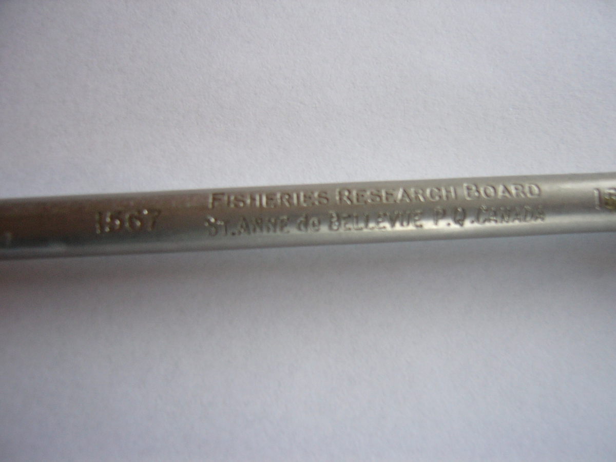 "Kval-Markøren" består av et aluminiumsrør med en blyspiss på tuppen. I den andre enden sitter en 6 cm. lang patron i kaliber 0,410.