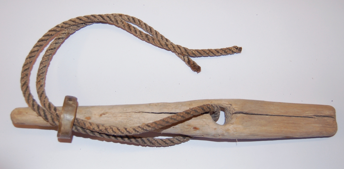Vantnålen er et trestykke som er rundt og spissformet øverst, flat holkformet i andre enden. Ved overgangen fra holk til rund, er det et hull (ca. 13 cm. inn fra holkenden til senter hull) til å træ vantet/mastrestaget gjennom.
Inn på Vantnålen sitter Vantholken som avlåsing av vant/mastrestaget.