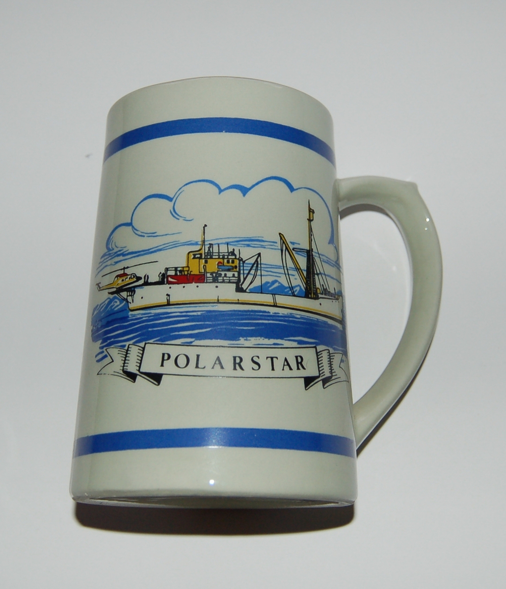 Utsmykka kjegleformet suvenirkrus i glassert porselen.
Motiv: M/S "Polarstar". Norsk Flagg - Rederiflagg.
Tekst: Polarstar
