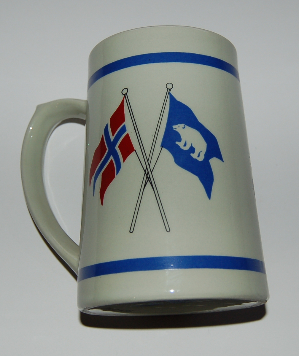 Utsmykka kjegleformet suvenirkrus i glassert porselen.
Motiv: M/S "Polarstar". Norsk Flagg - Rederiflagg.
Tekst: Polarstar