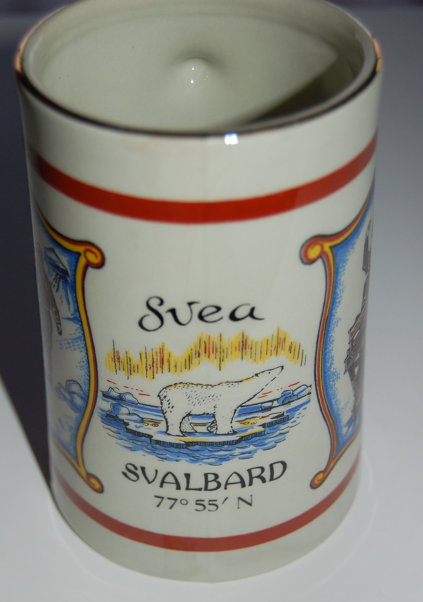 Utsmykka kjegleformet souvenirkrus i glassert porselen.
Motiv: Gruvearbeidere. Isbjørn.
Tekst: SVEA SVALBARD 77 grader 55 minutter N.