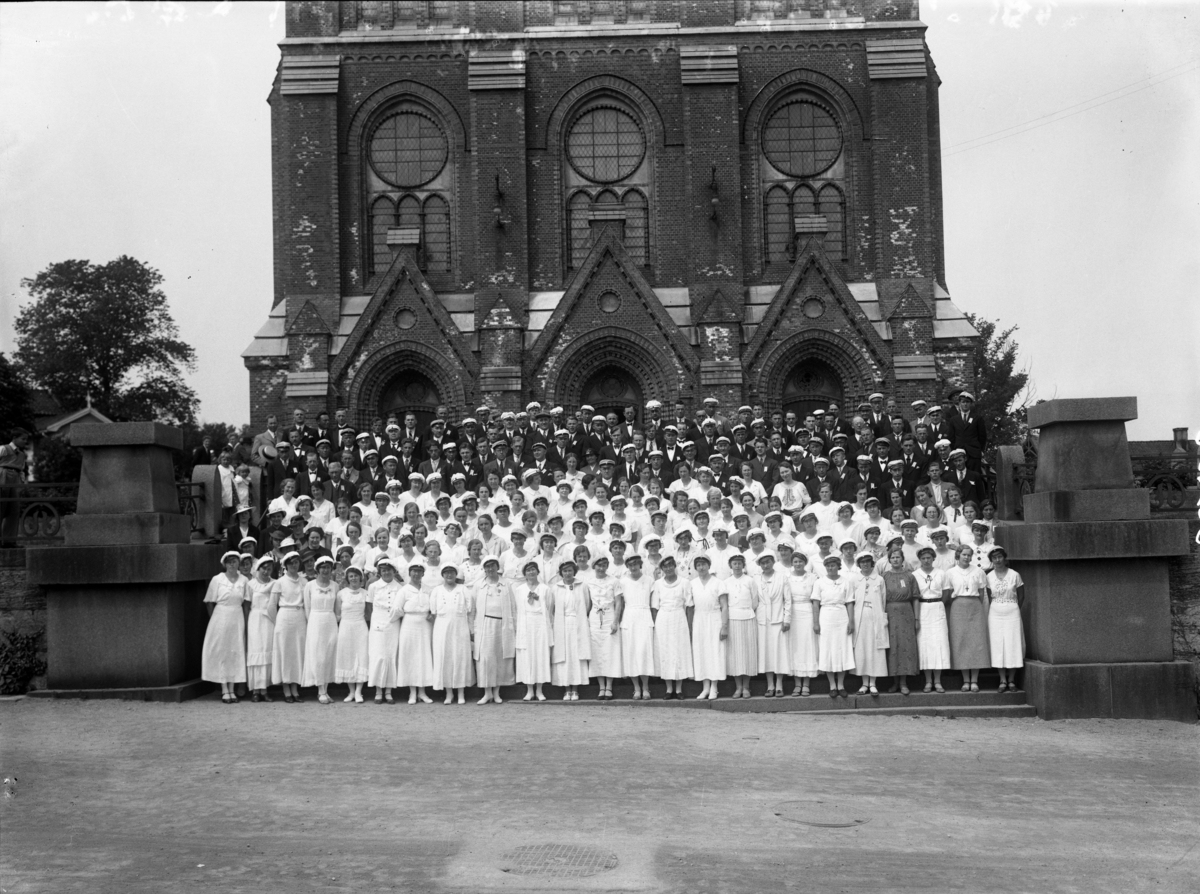 Sangere foran Skien Kirke fotografert