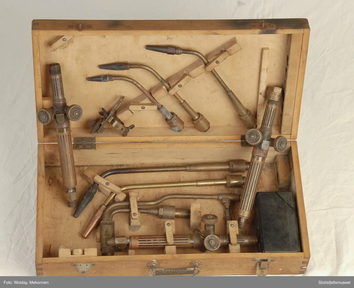 11 deler. Sveisebrennere i messing, koffert i finer