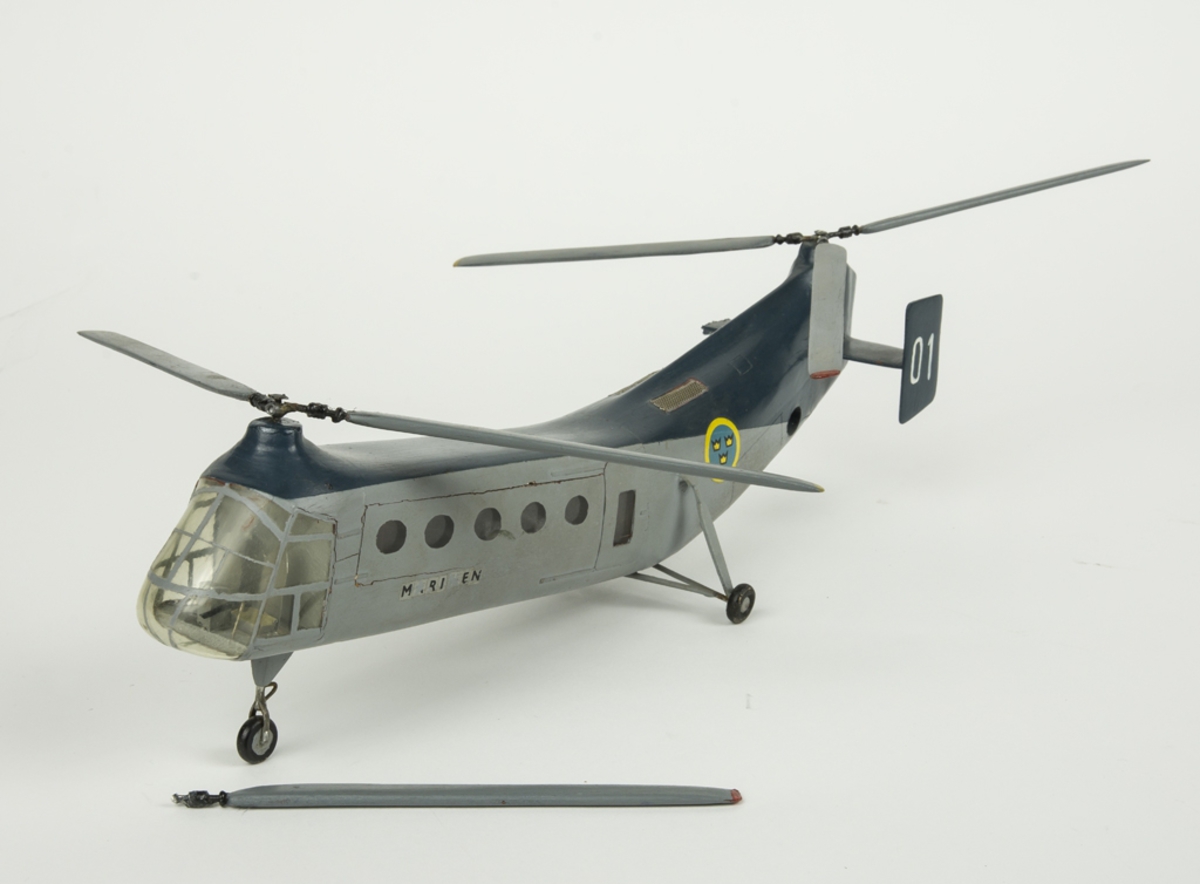 Modell av Hkp 1 Vertol 44. Blå och silverfärgad. Märkt 01 Marinen.