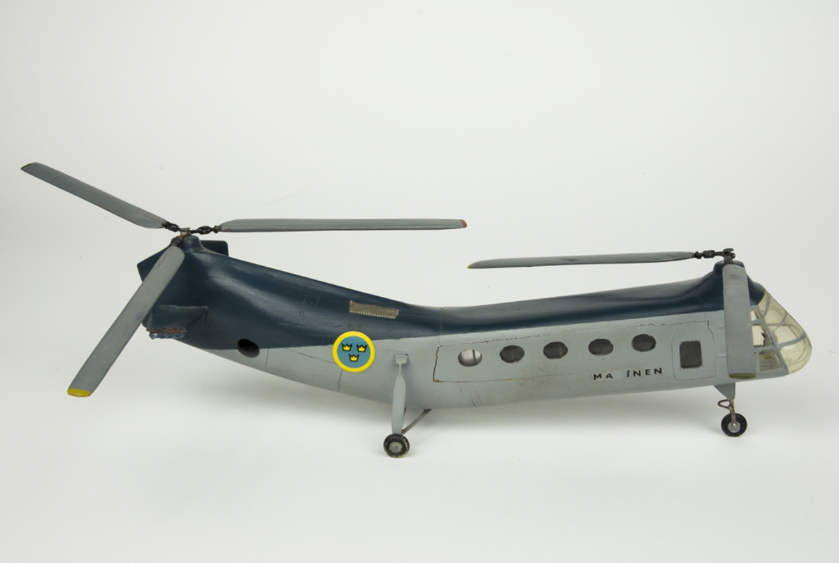 Modell av Hkp 1 Vertol 44. Blå och silverfärgad. Märkt 01 Marinen.