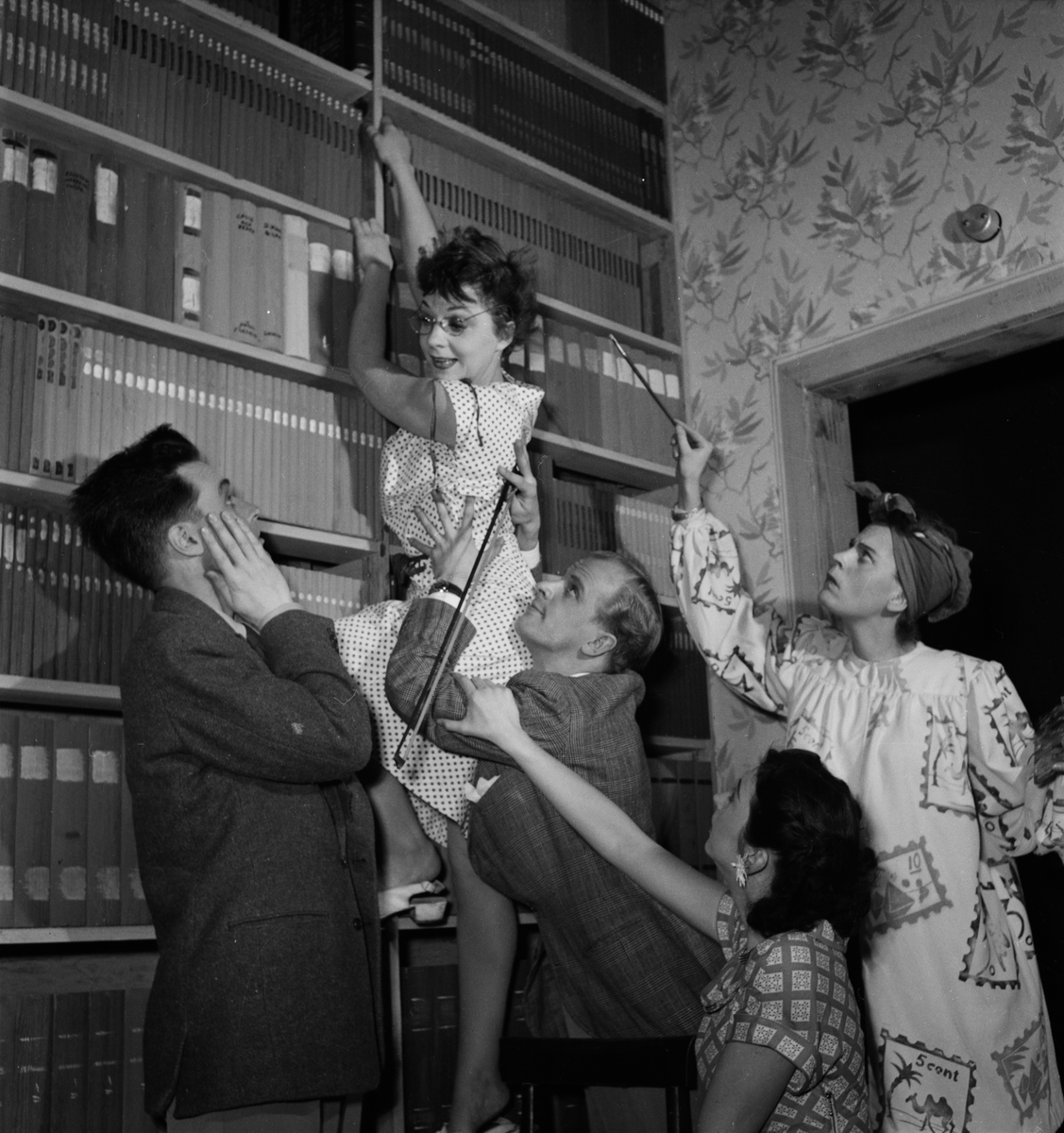 Meta Velander, Agneta Prytz, Kerstin Görander, Ingvar Kjellson och Lennart Lindberg i Uppsala Stadsteaters uppsättning av "Hjärtats dårar", Uppsala 1952