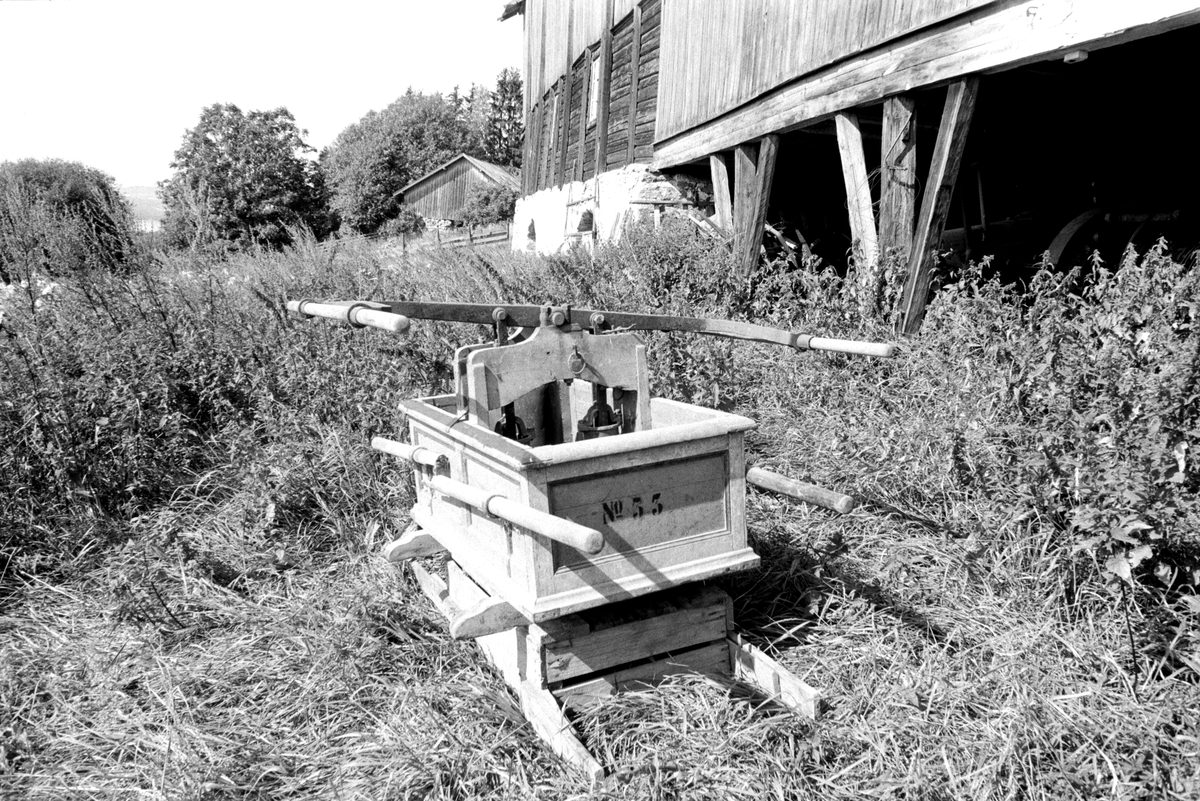 STOR-ILE GNR. 257. BR. NR. 1 EKS. Furnes i Ringsaker. Brannsprøyte produsert av Aadals Brug, No. 53. For 3-4 mann. Det var plikt for alle å ha metallstpøyter og bøtter av seilduk og spanskrør. Slike sprøyter som denne ble brukt av flere gårder i fellesskap. 
"Dom vart prøvd hår vår. Slanga var ofte så tørre at det itte kome en dråpå i bynelsen. Vatn åt dessi sprøyten vart som regel kjørt fram i dranktynner. " - Birger Vetten (f. 1898) fra Vien i Vang, Hamar. Se DOK-17569 og DOK-17570. 