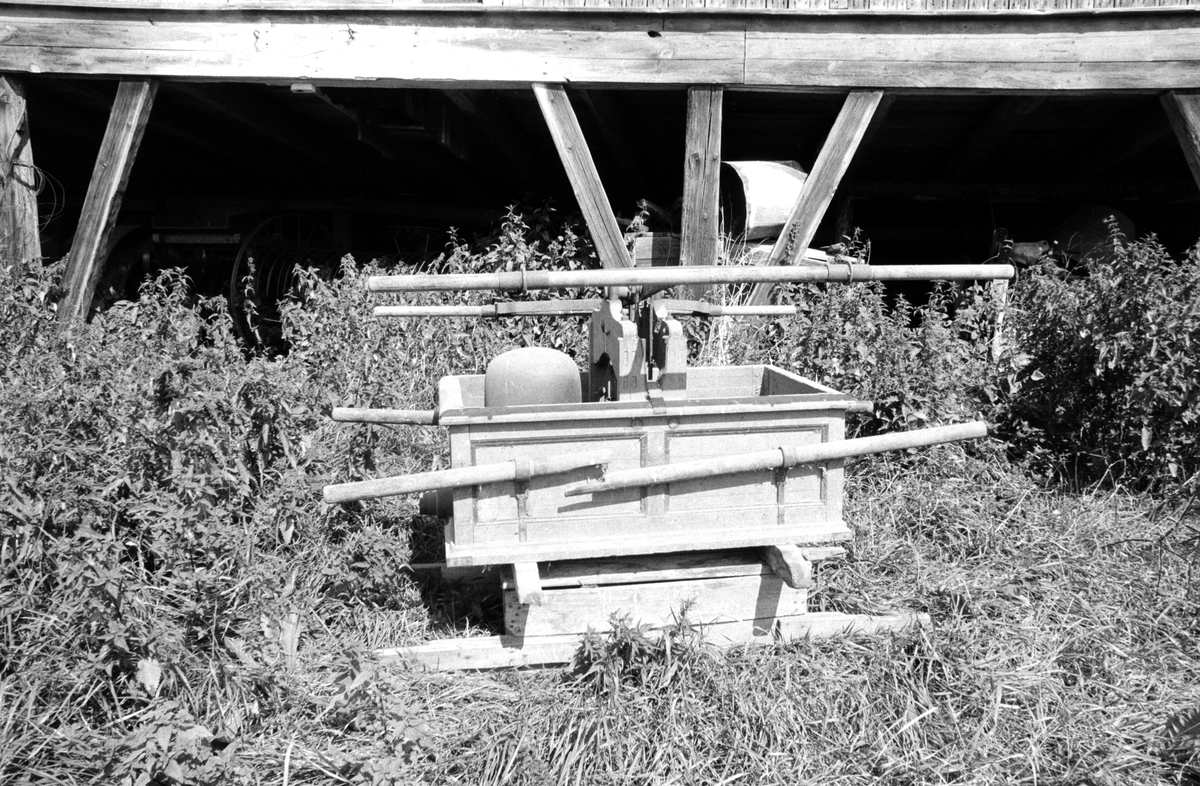 STOR-ILE GNR. 257. BR. NR. 1 EKS. Furnes i Ringsaker. Brannsprøyte produsert av Aadals Brug, No. 53. For 3-4 mann. Det var plikt for alle å ha metallstpøyter og bøtter av seilduk og spanskrør. Slike sprøyter som denne ble brukt av flere gårder i fellesskap. 
"Dom vart prøvd hår vår. Slanga var ofte så tørre at det itte kome en dråpå i bynelsen. Vatn åt dessi sprøyten vart som regel kjørt fram i dranktynner. " - Birger Vetten (f. 1898) fra Vien i Vang, Hamar. Se DOK-17568 og DOK-17570. 