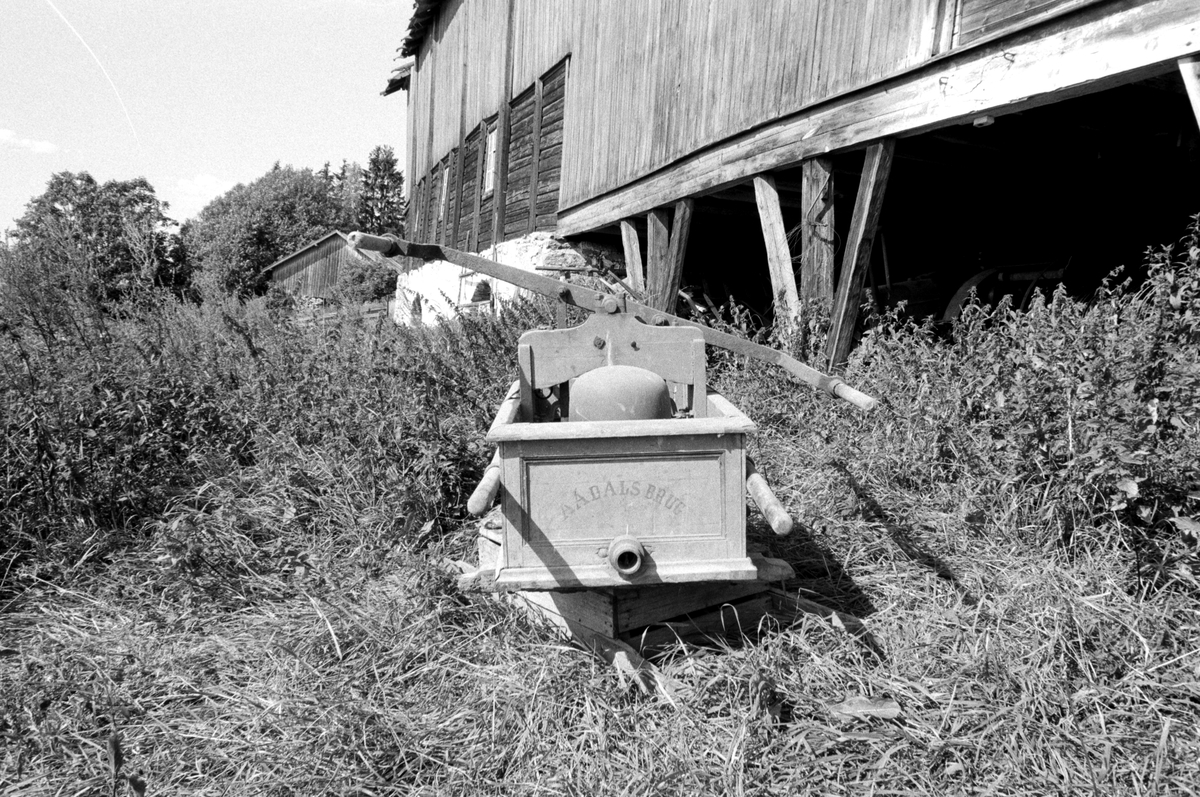 STOR-ILE GNR. 257. BR. NR. 1 EKS. Furnes i Ringsaker. Brannsprøyte produsert av Aadals Brug, No. 53. For 3-4 mann. Det var plikt for alle å ha metallstpøyter og bøtter av seilduk og spanskrør. Slike sprøyter som denne ble brukt av flere gårder i fellesskap. 
"Dom vart prøvd hår vår. Slanga var ofte så tørre at det itte kome en dråpå i bynelsen. Vatn åt dessi sprøyten vart som regel kjørt fram i dranktynner. " - Birger Vetten (f. 1898) fra Vien i Vang, Hamar. Se DOK-17568 og DOK-17569. 