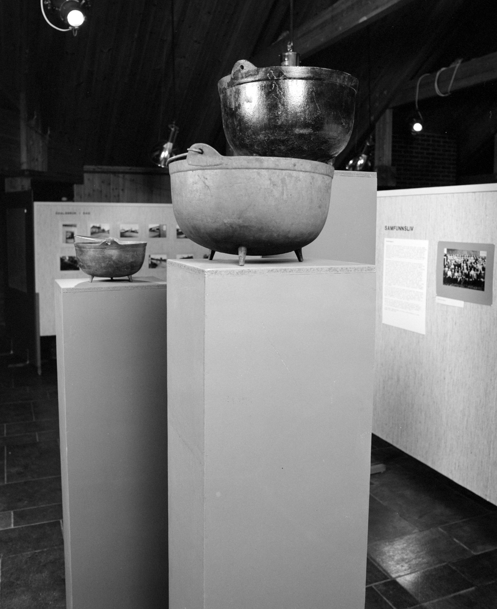 HH, Aadals Brug utstillingen 1978. Gryter,  Aulatoppen, Hedmarksmuseet. 
