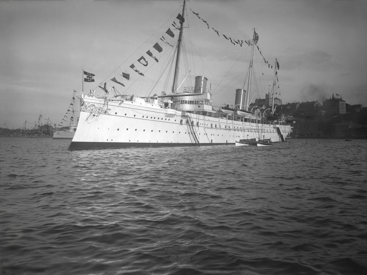 Den tyska kejserliga jakten HOHENZOLLERN fotograferad på Stockholms ström under Wilhelm II:s  besök i Stockholm 1908.