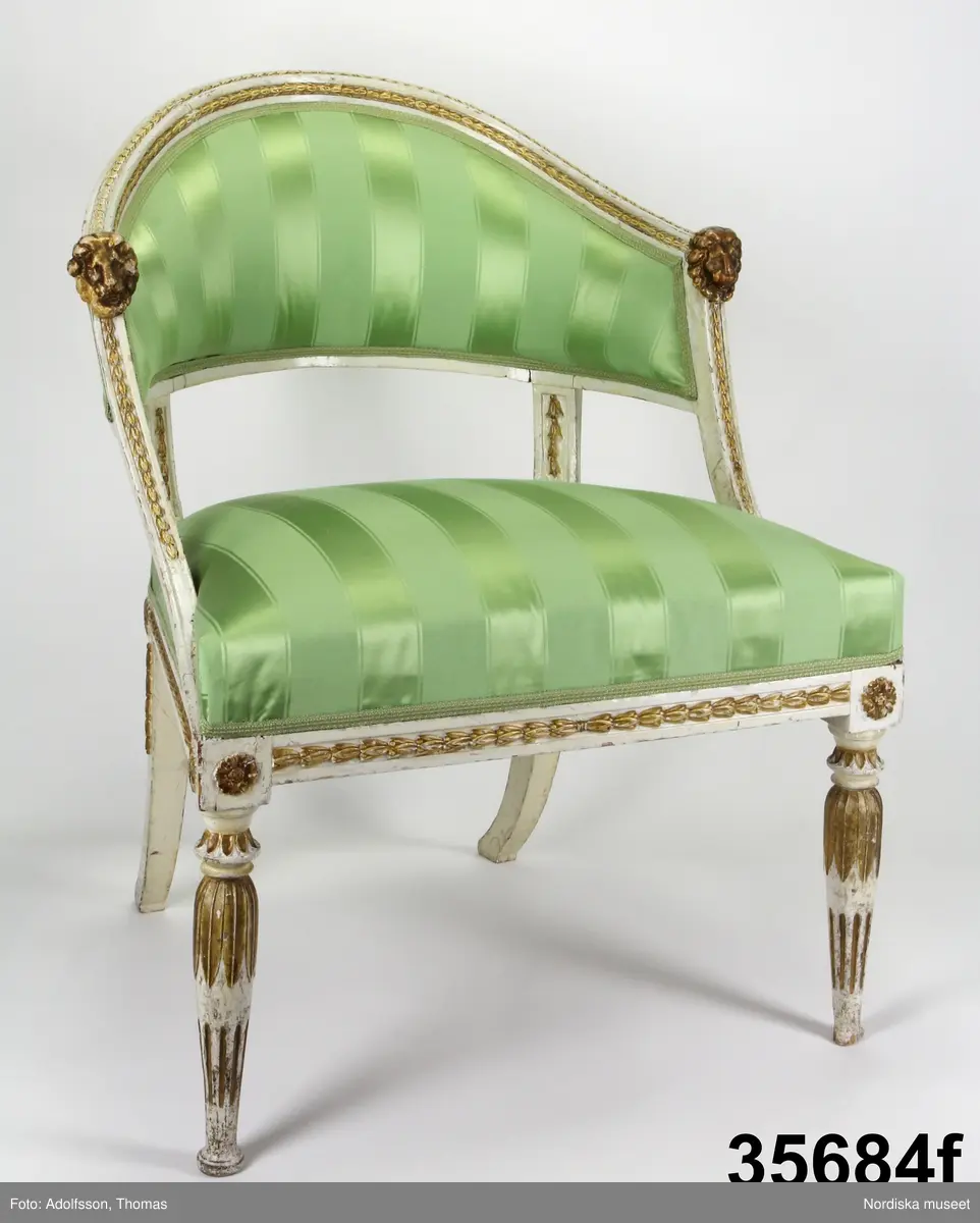 Huvudliggaren:
"Möbel. Bestående af 1 soffa och 6 stolar. 
Ink. af byggmästaren E. A. Boman i Stockholm - 400 kr. Ank. 2/5 1883"
a+) Soffa
b-g) 6 st stolar.