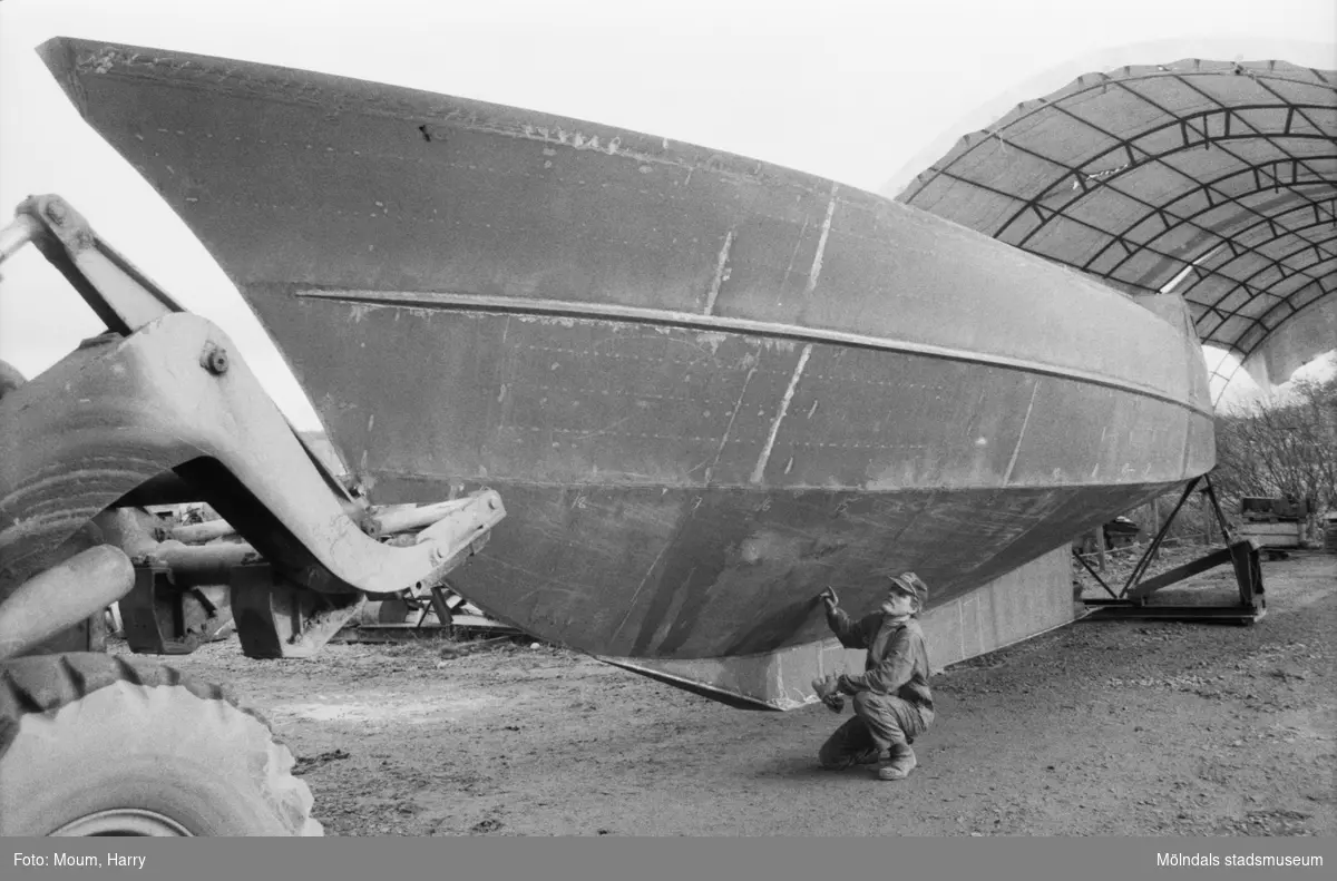 Stålmarin AB, båtvarv i Lindome, år 1984. "En "Roaring 41" på väg till uppställningsplatsen."

För mer information om bilden se under tilläggsinformation.