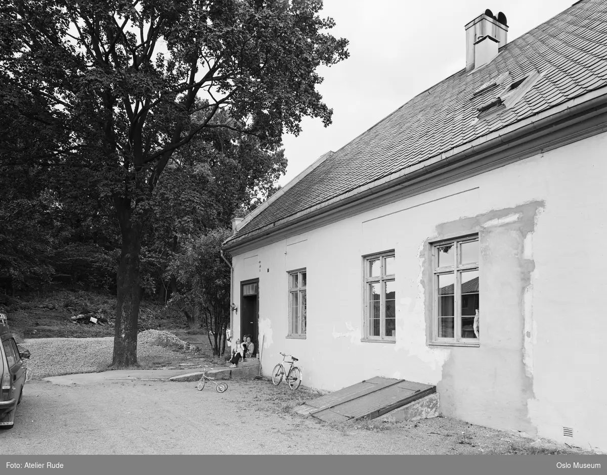 Søndre Tåsen gård, bolighus, gårdsplass, trapp, kvinne, mann, jente, sykkel, trehjulsykkel