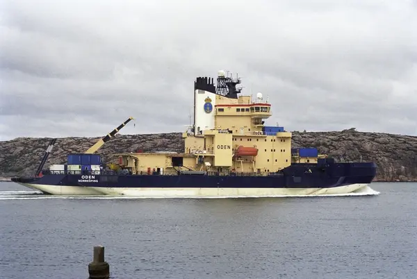 Isbrytaren ODEN under gång.