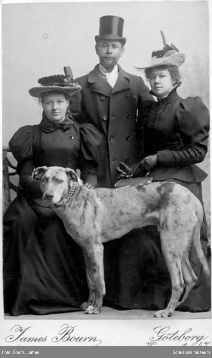 Porträtt av Ebba och John Jarle, Gerda Holmberg och hund