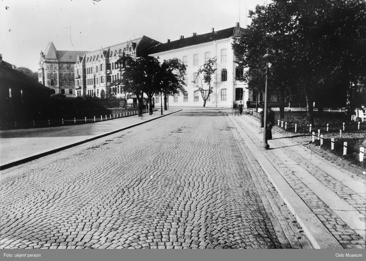 gateløp, gatelegeme, brostein, park, Aars & Voss skole, bygårder, gatebelysning, mennesker