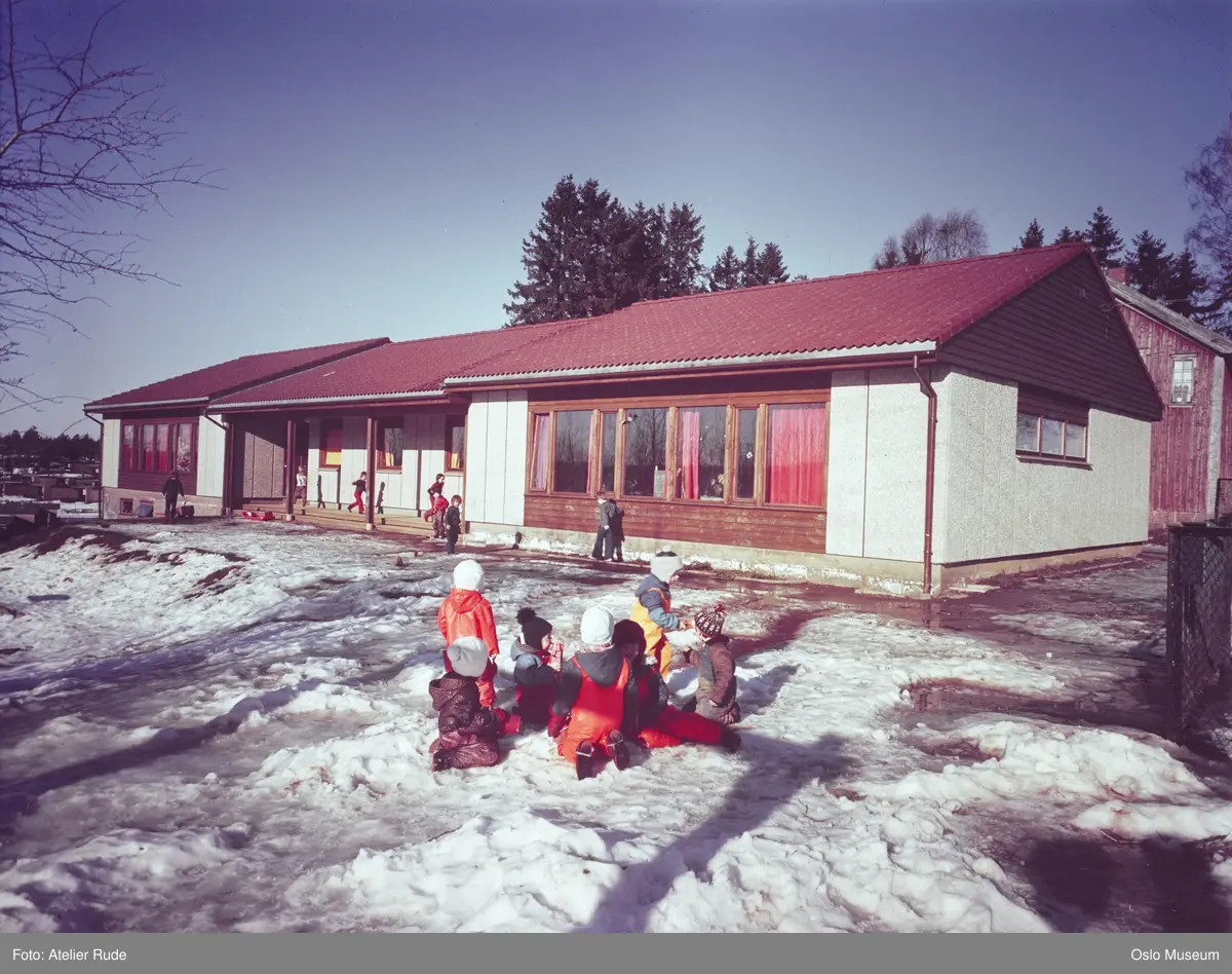 Heer barnehage, lekeplass, barn, lek, snø
