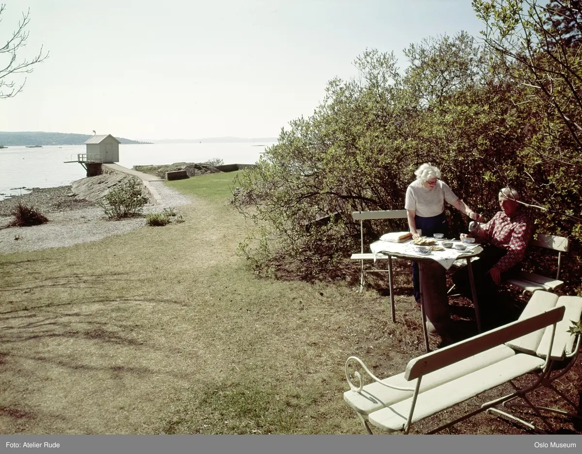 hage, hagemøbler, mann, kvinne, badehus