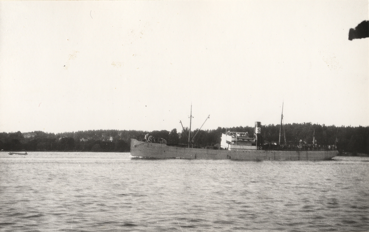 Lastfartyget NAUTILUS vid Halvkakssundet, Stockholm.