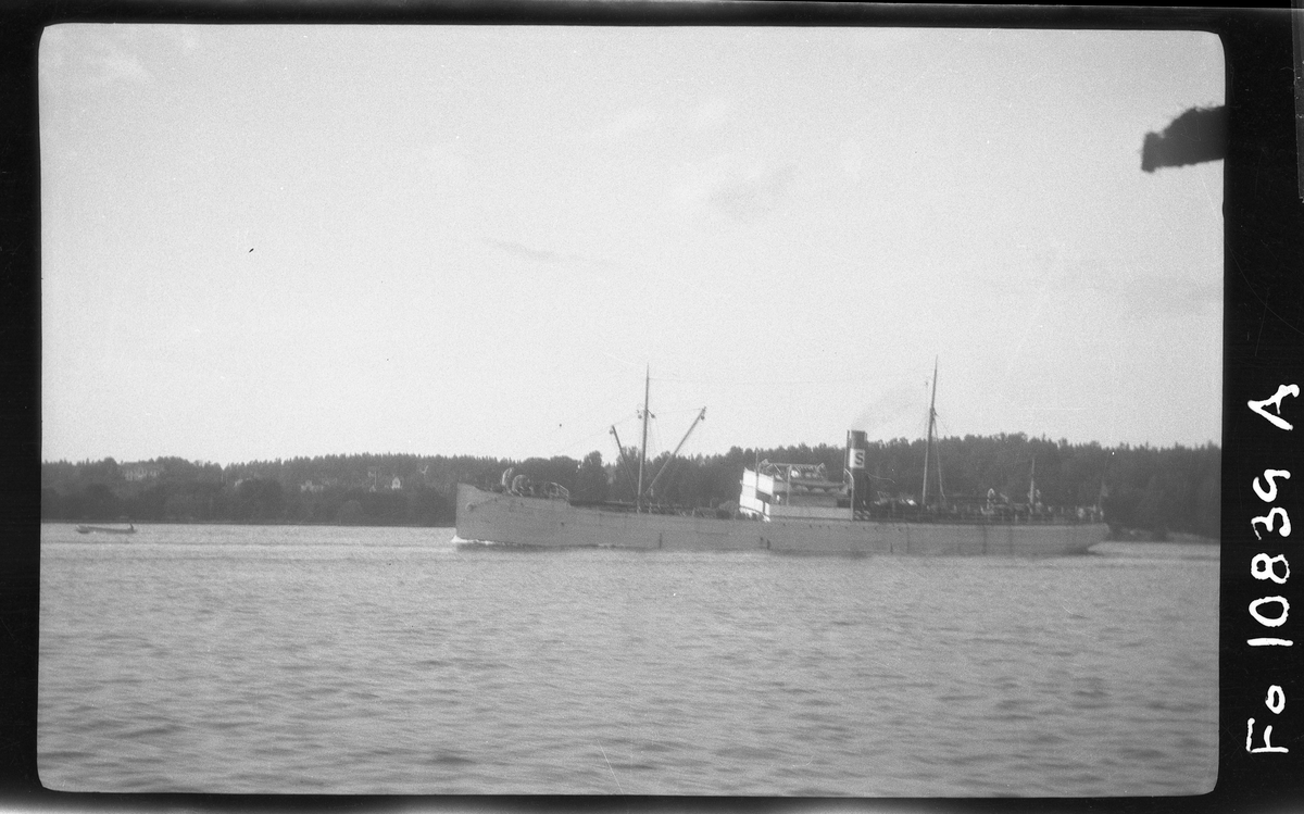 Lastfartyget NAUTILUS vid Halvkakssundet, Stockholm.