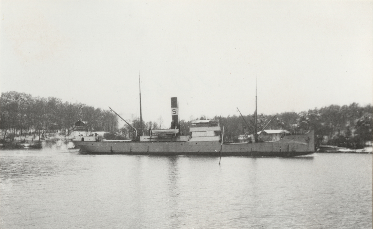 Sveabolagets lastångare URANIA vid Tenösund.