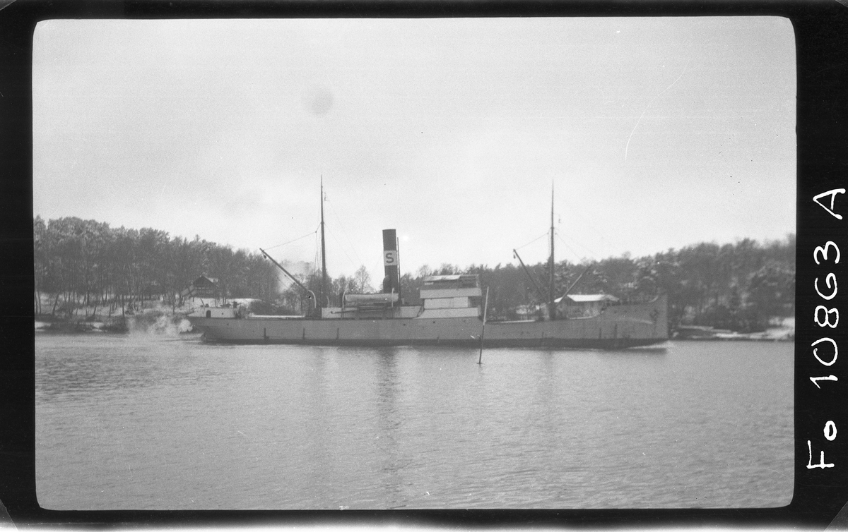 Sveabolagets lastångare URANIA vid Tenösund.