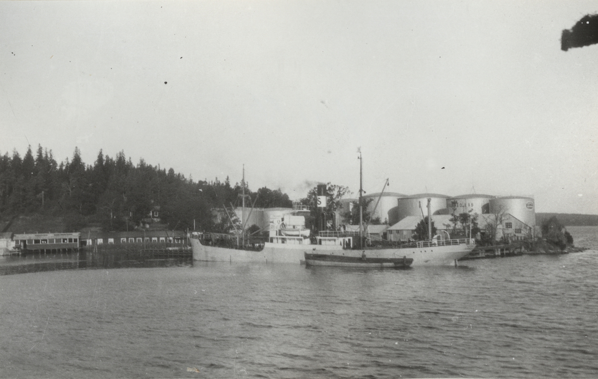 Lastångfartyget URD vid Stora Höggarns oljestation i Stockholms skärgård.